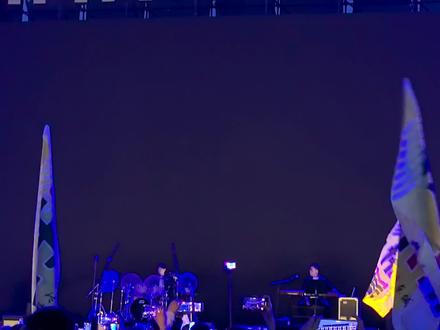 南京四方音乐节——汪东城全程🎶 「约定」「出神入化」「我应该去爱你」「I love you」「一个人想着一个人」「夏雪」+一小段串烧?中间还有6分钟介绍新面孔鼠来宝+乐队🤣水时长?
总之好好听!我觉得每一首都好听!!!回程一直在看。以前的艺人还是有两把刷子的。可惜没有看到腹肌🤣🤣🤣#音乐节 #汪东城 #飞轮海