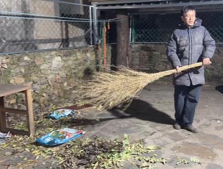 骏良 2025-10-27(1/1)
黄女宝男一起去同一个新家了,来我们广东啦,暖和地方适合短毛狗狗!目前正在路上可能在飞机上了(是广东新家,字幕识别成新疆了);粉丝正确预言骏良要拔智齿,主播疑似暗示自己拔完智齿会口齿不伶俐流口水没法直播和更新作品!;智慧主播巧立名木,棍子一号二号同时在院里,看小虎来了宠幸哪一根;墙上挂的不是秋裤是真宗的优衣库;继小助理发高清照片图文被判抄袭之后,某颜色书更甚,骏良账号直接被封了,没招了; (有事来晚了,直播我自己也没看上嘞,后半部分的文案,先欠着先欠着...)
视频为完整回放,希望各位小伙伴们把有趣片段时间轴评论在评论区里;字幕为剪辑软件自动识别,如有错误还请uu们弹幕里指正🧡ྀི💛ྀི❤ྀི
#骏良 #北京 #直播 #狗狗 #狗狗🐶