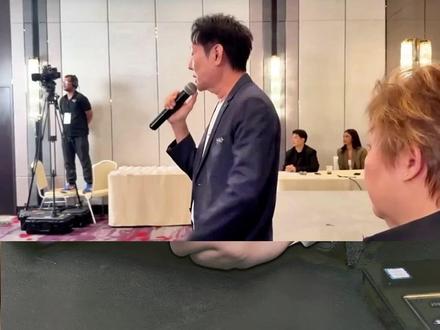 律师从环球小姐退赛说职场PUA #环球小姐集体退赛的背后 #pua #职场 #抖来普法2025 骂人的时候有多嚣张,道歉的时候就有狼狈,环球小姐集体退赛引发热议,主办方总监强制要求所有选手在自己博客宣传泰国,墨西哥小姐没有照做,被当众骂 “愚蠢”“头脑简单”,解释不听,甚至叫保安驱赶 。
可她偏不怂,当场硬刚:我不是任人摆布的玩偶,这不是我的工作!上届冠军带头起身离席,近 20 国选手集体退场声援,无视总监 “想比赛就坐下” 的威胁 。
这一幕是不是像极了你的职场?老板一句话,就让你朋友圈、微博强制转发公司宣传,不发就给脸色、穿小鞋。
重庆涪陵一家妇产医院要求全体员工在朋友圈转发医院广告,陈某拒绝执行,不仅被扣1 万元工资,还被直接开除。陈某不服,申请劳动仲裁。仲裁庭审理后认为:医院强制员工在私人社交平台宣传的行为违法,裁决医院支付违法解除劳动合同赔偿金 43200 元和被扣除的 1 万元工资。
泰国主办方真是打错了算盘,以为手握权力就能肆意践踏尊严,却忘了没人愿意忍气吞声当 “工具人” 。大错特错,职场不是奴隶场,选美也不是服从性测试,平等和尊重从来都不是求来的,是争取来的。你可以提议,但不能强迫;你可以号召,但不能辱骂 。
愿我们都能像这些美丽的女孩一样有说 “不” 的勇气,拒绝 PUA,也愿所有付出都能被尊重,而不是被当成理所当然的 “义务” 。