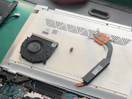 用了7年的惠普轻薄本清灰换硅脂全过程 今天给这台 2019 年的惠普轻薄本做清灰换硅脂。用了七年,硅脂已经完全硬化,散热效果大打折扣。把风扇灰尘清理干净,更换新硅脂,装好机器后再清洁键盘缝隙和机身外壳,老笔记本也能清爽好用。
#惠普笔记本 #笔记本清灰换硅脂 #延津惠普 #笔记本维修 #惠普