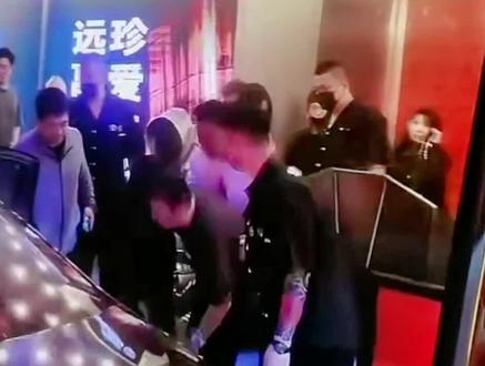 #王思聪 王校长惊现北京PH酒吧,一拍他又指人了,不会挨打吧?