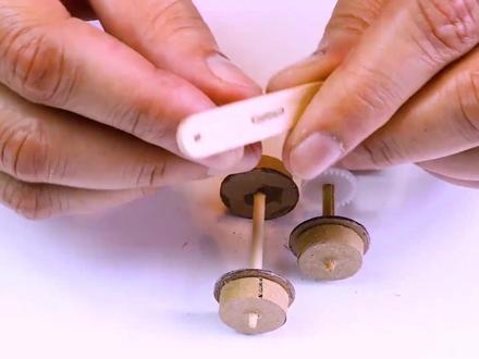 纸板制作的一列高铁和轨道