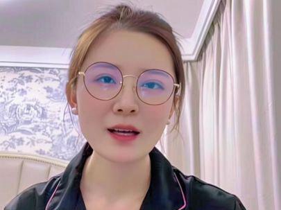 关于短剧《你藏于星夜》 高度聚焦于刘萧旭的颠覆性表演与反套路的虐恋,这是一部典型的“演技抬剧”作品,口碑两极不在剧情,而在审美偏好。
他塑造了罕见的病娇贵公子——表面冷漠制造误会,实则以绝症之躯策划“以恨守护”。用冷漠与敌对逼她成长、护她未来,把深爱藏在星夜之下。喉结滚动、指尖微颤、呼吸控制等“生理级微表情”将心痛与病痛叠加,看他吐血时自己喉咙发紧,把病娇霸总+隐忍深情演到极致,眼神戏、哭戏、破碎感拉满,用眼睛下暴雨,彻底告别传统霸总嘶吼式演法。全程封神!
编剧宇航老师的台词像诗(如“你藏于星夜,我寻你于黎明”),还专门定制了原创OST《星夜》,这在快消短剧里极罕见。结尾BE美学戳心:“以推开为守护、以谎言铺路”,主角走向自我牺牲,并非皆大欢喜,开放式结局后劲超大、看完心抽抽。
避雷提示:若偏好无脑甜宠或强爽逆袭,这部偏重隐忍克制的虐剧可能会让你“心里憋得慌”。它的好是真诚地虐,而非工业糖精。
这是短剧赛道从“情绪消费”转向“角色审美”的标志性案例。如果你愿意为一场“精心设计的悲剧仪式”揪心,那么值得一看。
温馨提示,备好纸巾,后劲超大!💚
#内容太过真实 #每个动作都是戏 #刘萧旭 #演技派 #你藏于星夜 @刘萧旭