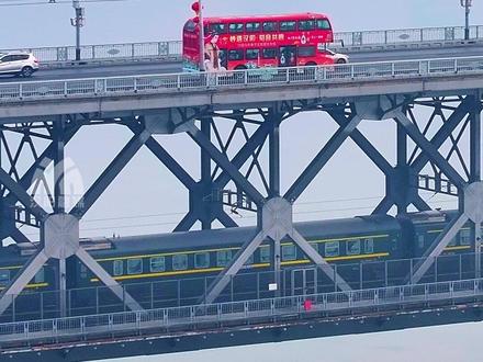 春节期间免费乘坐逛遍汉阳!近日“妙遇汉阳”马年新春免费旅游观光巴士专线正式官宣发布,据悉,该专线预计于除夕(2月16日)正式上线,热烈欢迎五湖四海的朋友,来汉阳,过个地道又新奇的中国年。#武汉旅游 #服务 #免费公交 #交通
视频:吕果毅 毕涛
文案:朱亚兰
审核:杨木森