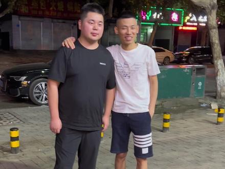 谁这么大面子,让我强哥当摄影师 #路人视角 #旭旭宝宝 #生活vlog @DNF信仰(国服第一奶爸)