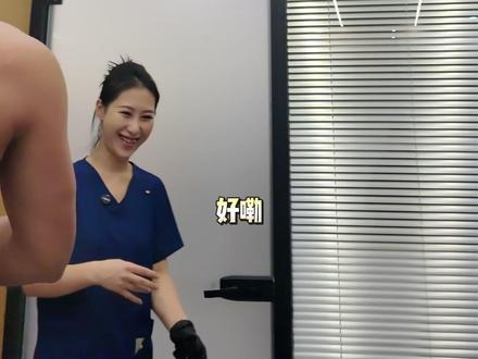 小伙展背展不开 健身的你们也来试试看 #筋膜放松 #健身展背 #放松肌肉 #体态纠正 #运动康复