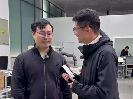 全球首个开源! 复旦团队用AI造芯片 复旦大学最新成果!朱可人团队深耕AI+EDA交叉领域,突破模拟电路布局匹配约束行业难题,全球首创颠覆性芯片自动化设计工具。本期视频带你走进集成芯片与系统全国重点实验室,揭秘朱老师团队用AI和机器学习技术,首创硅验证开源模拟电路全流程EDA系统。从打破国际成熟工具的依赖,到实现模拟电路版图设计的国际领先,持续攻克芯片自动化设计卡脖子难题,为下一代低功耗、高性能算力芯片筑牢设计根基。#DeepTech#芯片设计 #AIEDA #非常深科技 #奇妙实验室漫游
