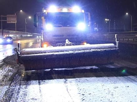 12日晚至13日凌晨,济南持续降雪,济南市气象台发布道路结冰红色预警。全市城管系统全员在岗,出动多功能清雪车等设备,对高架路等重点区域连续作业十余小时。截至13日凌晨1点,主干道积雪已清理,车辆可通行。(记者:董天铄 宋贵勇 编辑:李志洋)