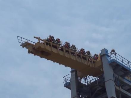 当船长挑战恐怖的断崖死亡过山车,第一视角带你体验脱轨的刺激! #死亡过山车 #第一视角 #极限运动 #上热门