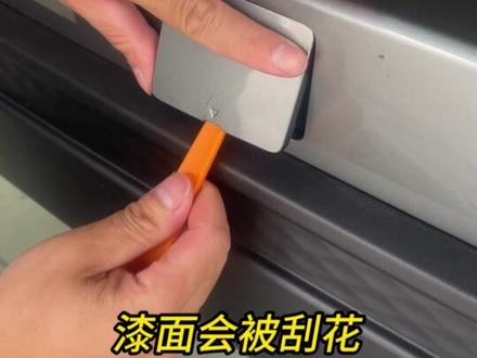 新哈弗H5的备胎是如何拆装的呢,车友们赶紧收藏起来吧!#哈弗 #哈弗h5 #备胎#国产车#硬派越野