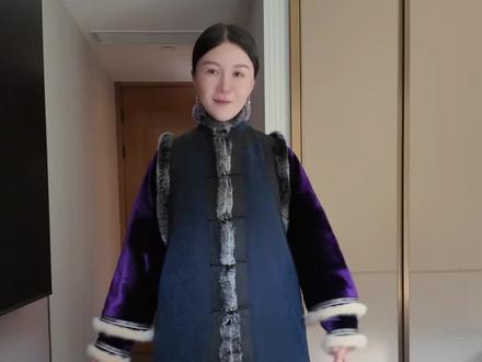 原来富家大少奶奶冬天真的不冷。这绫罗绸缎做的棉袄真的绝 真丝丝绒的棉袄,搭配织金丝绒的阔腿裤棉裤,复古的长款香云纱棉马甲。真的把富贵拉到了极致。古代晋商大奶奶。也不过如此了吧。中式老钱风的审美,永不过时呢。
#中式美学服饰 #复古穿搭 #红楼梦穿搭 #中式服装 #中式老钱风穿搭