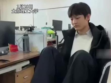 太原理工大学28岁无臂博士 用脚敲出4篇SCI论文