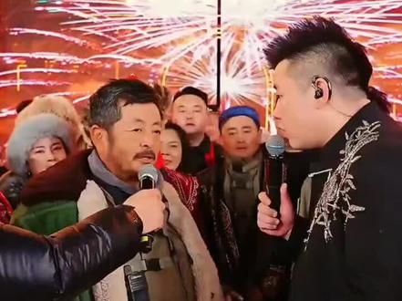 东天山骆驼队已到周至水街木森大舞台