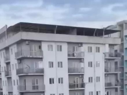 飓风来袭时真实影像,凶猛的狂风夹杂着海浪,瞬间将城市摧毁殆尽