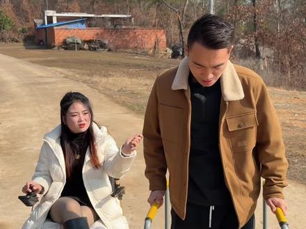 最好的爱不是轰轰烈烈,而是你慢慢走,我慢慢陪,未来的路总能看到花开#励志夫妻的日常生活 #康复锻炼