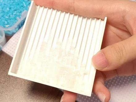 沉浸式拼豆‖金鱼雨衣米菲兔~
脑袋部分改成了绿色,渐变真的很好看呢~#拼豆 #米菲兔 #手工 #晒出你们的diy