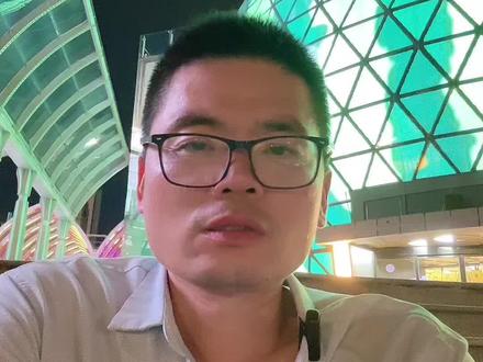 662分考生因不服从调剂被北大拒绝。湖北一考生高考分数662分被退档,按说按照今年的形式,这个分数能上北大,但这位考生宁愿不上也不同意调剂到冷门专业。其实这个做法不能评判对错,清北冷门专业和普通高校的热门专业各有千秋。网友评论:谁发明的服从调剂?这不害死人家娃儿吗?人家娃12年苦读就是高分报个想读的专业,肯定不想被调剂到冷门专业,服从调剂简直是霸王条款。就等于你去公司应聘财务部,结果公司要求你去保安部当保安,你还能去这家公司上班吗?
冷门专业不好就业,学习内容也没劲,所以即使是名校,也不会吸引到所有人。最后看是北大拧得过现实需求,还是现实将北大的自信拧动了,这种博弈的最后力量不是北大,也不是考生,而是社会现实。