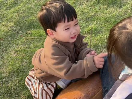 儿子被强行带走十几天后,回来喊妈妈都变得有点腼腆,孩子突然被抢去或者给别人,肯定是有影响的!
人是有感情的,婚姻可以不过,孩子怎么能伤害呢??
我始终认为不幸的婚姻比离婚对孩子的影响更大,我就是在父母不幸的婚姻下成长,从小特别内向,勉强的婚姻天天吵架或冷战的婚姻,你们认为就有那么好?
有些人就是不合适进入婚姻,每个人选择婚姻时,看清人品吧!
这是我与我孩子的日常,都是很快乐的!#婚姻家庭 #离婚#孩子成长 #情感 #创作者计划