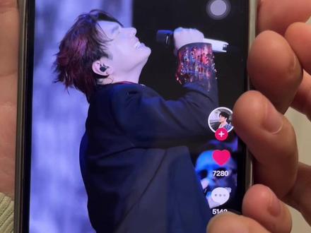 瓦~曾~经~蹬~过~你
这卡痰式唱法被这届网友玩疯了,太上头了😄
#海来阿木 #你的千山万水 #模仿 #热门 #搞笑