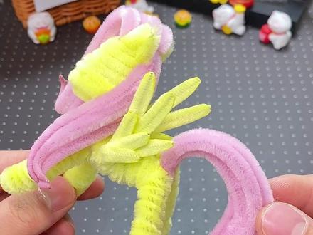 小马宝莉-柔柔(粉丝投稿)扭扭棒教程来啦~做法嘎嘎简单, 一学就废~#小马宝莉 #马年手工 #扭扭棒的100种玩法 #让年味住进家 #我家的年味显眼包