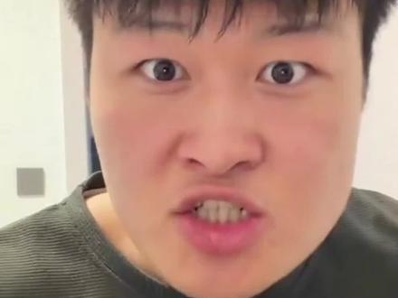 田子恋爱焚决之遛狗篇我都用上了!锤子啊,你争点气啊!#找对象真难 #哈士奇 #恋爱焚决 #龙城雅音 #田成仁 赔我化妆品!