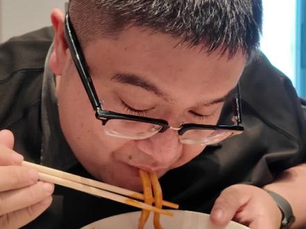 台风哥今天挑战极限!等待3小时才吃上面!文章在上海开的"八號院儿"面馆到底有多火?黄牛代排队要价300元?今天台风哥带你一探究竟!🔥#文章面馆 #八號院儿