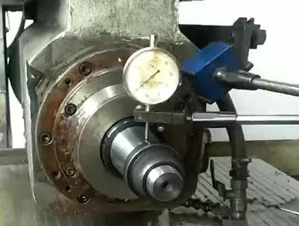 平面磨床主轴轴瓦修复调试中,主轴跳动0.002mm,轴瓦间隙在0.01mm内,大师级修理技术。