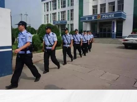 为什么警察工作时穿皮鞋而不是运动鞋?#警察 #警民dou平安