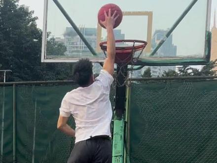 认识杰哥快一年了,去年四月份在江南体育馆偶遇,大家一起扣矮框,我本人其实是不太去关注大博主的,也是我弟@the best of me 跟我讲解我才知道,咱们因为相同的热爱走到了一起,后来,当我逐步完善自己的周期,自己的训练体系和结构以后,我萌生出了一个想法:我的身边,刚好有一位这样励志的好大哥!通过交流得知,他的理论基础还是比较薄弱,还在进行一些目前很多朋友在进行的一些比较落后的训练模式,从那时候开始,我就下定决心,我要帮助他,让他完成自己的梦想!于是在十月,我将我的周期编排,训练结构,理论基础,全部教予杰哥,全权负责他的一切训练,通过四个月的进步,走到这一步,再次证明,跳跃力将不再是秘密,而是大家都能够得到的东西!我相信,咱们的氛围,会越来越好,咱们的球员,水平会越来越高!这一天一定会到来的!@文杰🏀话特多 @文杰在努力💪
PS:球星有且只有一位@非日常
#扣篮 #弹跳训练 #弹跳 #扣篮梦 #体能训练