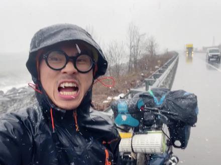 在土耳其黑海边冒着大雪骑行,晚上和流浪狗一起睡在隧道里,这一天的体验很难忘记了 #环球骑行 #土耳其旅行记