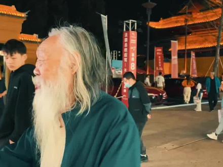 周老来到观前街 面对美女找美女 明天我们将到特别支部旧址 也就是当年他父亲任书记的地方#周永阳 #艺术家 #陶艺 #苏州 #旧址