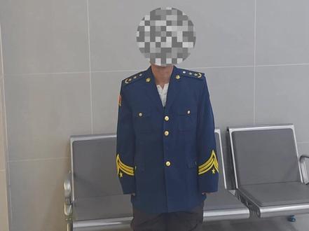 海陆空军警全COS?天门公安抓获“私穿警服军”违法行为人 近日,侯口派出所接到群众举报,称有人身着仿制警服招摇过市,行为怪异,引起路人围观与误解。民警迅速赶赴现场,当场控制一名形迹可疑男子,其身着仿制警服,肩扛“警衔”、胸挂“警号”,经审讯,违法行为人陈某交代,其因个人“制服情结”,平时不仅在家穿着“过干瘾”,还多次身着外出、发社交平台,觉得“很威风、很有面子”,陈某的行为已违反《中华人民共和国人民警察法》《人民警察制式服装及其标志管理规定》等多项法律法规,现已被采取强制措施。#假警察 #假军人
