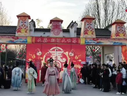 #乡村振兴我来助力 #灯会 #梦幻之夜 #灯光艺术 大荔彩灯大世界位于畅家农业公园,是以“星空秘境”“山海经”为主题的大型沉浸式夜游项目。现场设有百万级彩灯矩阵、神话灯组及互动光影装置,并配套打铁花、火壶、西游实景、篝火晚会等非遗及民俗演艺。2026年2月7日起开放,融合传统与现代光影,打造“美丽大荔、周末之家”品牌,适合全家共赏。