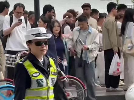 我好累啊… 我看小说看了可能有两三年了,但我觉得如今格外累…
就拿最近这件事情说吧
我大概了解了一下,起因是一些不理智的粉丝在评论区里提到了江停,也就是在ky;后来被yxh看到了,他们就开始带江停和猎罪图鉴一个角色(名字我忘了)的标签,去科普(有一些是蹭redu),后来,yxh直接就说江停不配和女警相提并论,是一个几笔构出的角色,只会谈恋爱。可事实真的是这样的吗?她们不知道,她们也不需要知道,很莫名其妙的,一大堆反bl全部吻上来了…当发生这些事之后,营销号和不理智,Ky美美隐身。可不引战,不ky的理智书粉却是被下了最大的锅。自家的家产被诅咒被骂,喜欢的作者也被攻击…一些莫须有的截图就坐实了淮上,严江的rn,爱dx…
打下这篇文字之前,我特别特别的激动愤怒,甚至有些疲惫,发生了太多太多的事情了
从清明谷雨写下小潭山没有天文台被骂ooc时,好像一切都变了。看小说的,换了一批人…原本我们都只是好好的看着自己的小说,到了后面,作者被网暴,角色被骂,bg,bl互掐
回到正轨
我想请问,这件事情是由谁引起的?是江停吗?是不理智粉吧 ,在不对的场合ky…是yxh吧?借着破云的知名度去蹭,蹭完之后再反咬一口…是一些不明事理的网友吧?甚至都没有弄清楚事情的经过,就已经开始把江停骂得体无完肤了。看这本书是宣扬禁毒的,你们说纸片人不配与现实女警相提并论,那为什么只逮着江停喷呢?另一位呢?不喜欢bl的属性早已藏不住了
今年真的过的很苦
逃离玫瑰岛刚开文几张就被喷
稚楚被网暴
还有去年的谷雨
她又做错什么了?她们又做错什么了?
错的不是不理智的粉丝吗?
原本小说圈的风气并没有这样
只是越来越低龄化了…又说偏了,我就是有点无奈吧,开始淡坑了,喜欢他们本来是一件很幸福的事情,怎么就会累呢?
到底什么时候才能明白?Ky 不理智粉丝的错,不能一并怪在理智的书粉身上…
有时候我甚至在想,这个世界上到底还有没有正常人?怎么一上线就是互掐?
你说小说人物,不配与他们现实相提并论,但对我来说小说也确实是想说赋予了我特别多东西
杂乱无章说的什么,就这样吧,谢谢大家
如果还有正常理智的书粉,可以抱一下吗?
#反不理智粉 #破云#严江
严江99