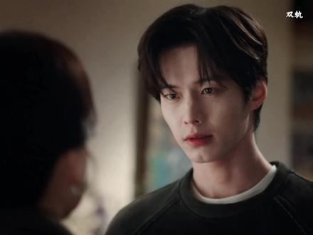 靳朝离开时发现妈妈送自己的围巾,这条围巾让靳朝等了整整十八年#何与韩系男主照进现偶 #与靳朝同行 #何与 #双轨 #靳朝