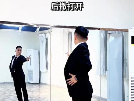 火爆全网的裁判恰恰《可惜春风不懂我伤悲》背面口令跟练版来啦! 全网监督认真营业,必须让大家学会!✌🏻#拉丁舞裁判 #可惜春风不懂我伤悲 #西装拉丁舞蹈挑战 #舞蹈强身恰恰恰 #达州拉丁舞