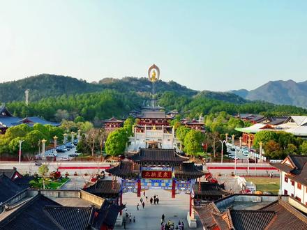 【庐山东林大佛】世界最高阿弥陀佛铜像,洗涤心灵的朝圣之旅 📍 地点:江西省九江市庐山市温泉镇(庐山南麓)
🕒 开放时间:全年开放(周一闭苑,法定节假日、初一/十五除外)
🎫 门票:免费!纯宗教场所,无商业化运作
📸 必打卡亮点
1️⃣ 世界最高阿弥陀佛铜像
- 佛像高 48米(象征阿弥陀佛48大愿),总高 81米(寓意修行81难)。
- 全身贴 48kg黄金,阳光下金光熠熠,庄严神圣✨。
2️⃣ 绝美登山礼佛路线
- 登山阶梯 层叠错落,间有 虹桥飞跨,沿途绿树成荫,宛如仙境。
- 登顶约 50分钟,途中可免费取用茶水,感受信徒虔诚跪拜的氛围。
3️⃣ 唐代风格建筑群
- 中轴线布局,钟鼓楼、接引桥、须弥台等,再现盛唐佛教艺术精华。
- 四角供奉 观音、大势至、文殊、普贤菩萨,同样金身璀璨。
4️⃣ 云雾奇观“天空佛国”
- 雨雾天气时,大佛被云雾环绕,宛如天庭仙境,航拍超震撼!
🌸 最佳游览季节
- 初春(2-3月):大佛旁红梅盛开,粉白交织,超适合拍照。
- 秋冬:天气清爽,登山更舒适,偶遇云海佛光更添神圣感。
🚗 交通攻略
1. 九江市区出发:
- 直达大巴:九江汽车站→东林大佛(工作日11:30,周末8:50、11:30,20元/人)。
- 转车方案:九江→星子客运站(流水班次,1h),再换乘村镇公交(3元,25min)。
2. 自驾:导航“东林大佛净土苑”,停车方便(对面有停车场)。
⚠️ 注意事项
- 穿着:避免短裤短裙,尊重佛教礼仪。
- 参拜:可求签绕佛(顺时针3圈),志愿者会引导跪拜。
- 餐饮:景区对面有素食餐厅,也可自带零食。
💭 站在佛脚下,远眺庐山群峰,香火袅袅,木鱼声声,仿佛一切烦恼都被净化。正如一位作家所说:“用简单的心境,对待复杂的人生,方能淡看得失,从容入世。”🍃
📌 #庐山旅行 #东林大佛 #佛教圣地 #江西旅游 #庐山