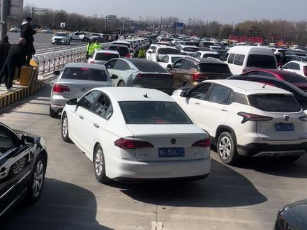 大家别去开封了。 什么开封府 万岁山 清明上河园。 高速都下不去。 整个开封交通都瘫痪了。#开封 #万岁山武侠城 #清明上河园 #开封府