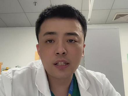 孩子感冒别乱喂药!90%家长都错了 孩子感冒到底怎么用药?
今天一条视频讲清楚,家长别再踩坑。
「感冒药」规范的称呼为「缓解感冒症状的复方 OTC 制剂」。
3 月~1 岁龄儿童,可选择复方氨酚甲麻口服液、布洛伪麻颗粒;
1 岁~2 岁儿童,除了前两者,还可选择氨酚麻美干混悬剂、氨咖愈敏溶液;
2 岁~5 岁儿童选择更多,有小儿布洛伪麻分散片、氨麻美敏口服溶液剂、氨酚伪麻那敏溶液、复方氨酚美沙糖浆、复方氨酚葡锌片、愈美片、美敏伪麻口服液。
这些药物能缓解绝大多数儿童的咳嗽、咳痰、鼻塞、流涕、打喷嚏、发热、头痛等不适症状,同时能在一定程度上缓解绝大部分家属的焦虑。
出现持续高热、呼吸急促、精神萎靡、拒奶脱水,请立即就诊,不拖延。
科学护理,比多吃药更重要。
#感冒感冒感冒快走开 #儿童感冒 #科普健康知识 #儿科医生 #侯龙龙