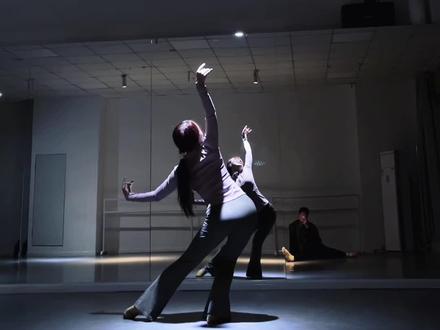 有人说休恋逝水 如鲠在喉 我说海枯石烂 情比金坚#翻跳舞蹈