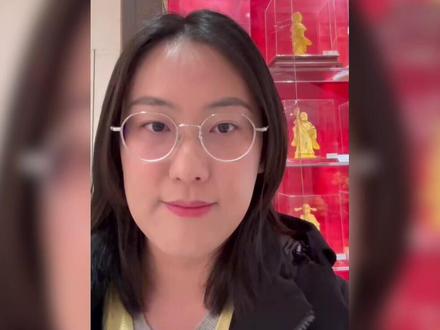 短短几日之内,国际金价狂飙。1月28日,伦敦金现货价格接连突破5200、5300、5400美元/盎司关口,1月29日又达到5500美元/盎司以上的历史性高位。在金价追高的催化下,居民再度燃起购金热情。与黄金首饰相比,投资金条更受欢迎,据财新了解,北京不少银行、金店的库存紧张,甚至小克重投资金条早已被一扫而空。#直击第一线 ##精选主播说