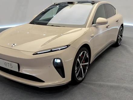 蔚来et5镜空粉配电驭紫,真车实拍 #蔚来 #宝马3系 #新能源车 #汽车知识