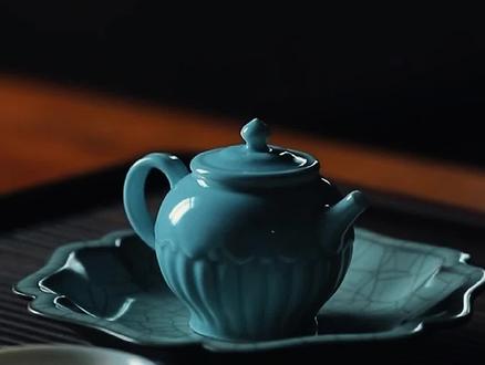 终于陌生了,那就不打扰了,感谢那段所有的陪伴,其实遇见你,也是一种幸福,你不可替代,也不可重复。我确实放不下你,但是我不会再奔向你了,不纠缠,不打扰,不联系,是我能想到最后爱你的方式,我会将这份爱深埋心底,化作前行的力量,也会在未来的旅程中,寻找属于自己的光芒。你好好过,我慢慢忘。愿我们都能在命运的转角遇见更美的风景。我以过客之名祝你幸福,再见了,我最熟悉的陌生人”!#情感治愈 #治愈系#再见了,熟悉的陌生人 #治愈系