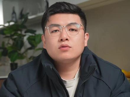 全屋智能真的耗电吗? 1.待机耗电微乎其微
智能开关待机仅0.2~0.4瓦,射灯约0.4瓦-0.7瓦。140㎡房子配15个开关+40个射灯,整套系统一天待机总耗电 0.6度,电费仅 3毛8!开灯功耗和普通LED灯一样,不额外费电。
2.装了智能反而省电
出门忘关空调、灯?智能系统帮你自动关/远程关,杜绝空转浪费。场景化用电,只开需要的区域,比传统更高效。
3.分清耗电大户
真正耗电的是智能马桶、电热毛巾架等持续加热家电,它们与智能系统无关,该耗电还是耗电。
全屋智能不仅不费电,还能帮你省钱!别再被谣言忽悠啦~
我是富贵,关注我,装修不踩坑!#上海全屋智能 #上海智能家居#家居智能化 #耗电 #避坑