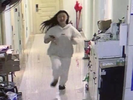 我说这位妹妹啊,12月22号即今日的凌晨五点半地点发生在广融文旅城6栋,狂敲我公寓房门大喊:上门服务。房间里我和朋友都被吵醒了,打开门又没有人,经过我今天早上调公寓监控看到原来是隔壁房,请问是真心话大冒险输了吗?真心话也好大冒险也罢,要不是公寓负责人做赔罪,我已经报警了就差去花都派出所交材料了。我就消气了,我不知道我朋友什么态度,如果小妹妹您突然收到传唤也千万觉得奇怪,成年人有承担成年人的责任。#监控摄像头 #融创文旅城 #犯错的代价 #抖加小助手