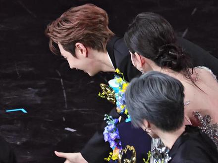 什么有人摔倒了?!!摔得是大麦总裁。噢,那摔轻了#汪苏泷 #微博之夜 #舞台现场