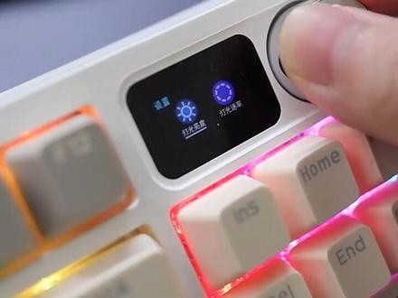 Oh~这迷人的机械键盘💅🏻 | 沉浸打字音
售价💰269元的机械键盘,热插拔+小屏幕+控制旋钮,其中小屏幕可以定制GIF,控制旋钮可以进行如下操作:
1.系统切换
2.音量调节
3.语言切换
4.五档灯光亮度
5.五档灯光速率
6.灯光效果
7.灯光颜色
#机械键盘 #客制化键盘 #游戏外设 #打工人专属键盘 #数码科技 #电脑 #鼠标 #键盘推荐 #键盘 #蓝牙键盘
#机械键盘 #键盘 #键盘打字 #打字音 #键盘选购