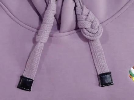 #生活小妙招卫衣帽子上的两根绳子原来这样打结很漂亮,今天教给大家方法。