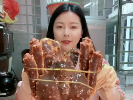 #海鲜 #海鲜美食 帝王蟹怎么做?超简单也最原味鲜甜?视频少了个包保鲜膜再去清蒸的步骤,包裹保鲜膜目的是不让水蒸气跑进帝王蟹体内。