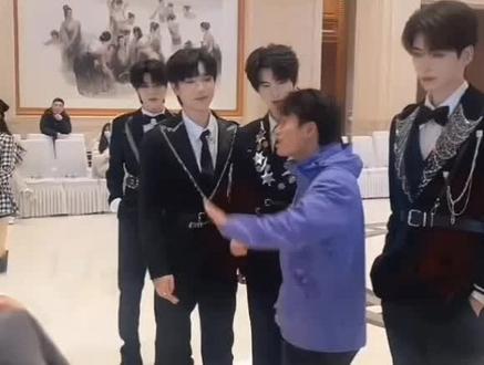 林北参加抖音官方活动星娱计划现场火爆,在跟各大网红合影#荒野林北#荒野腚北猴#星娱计划